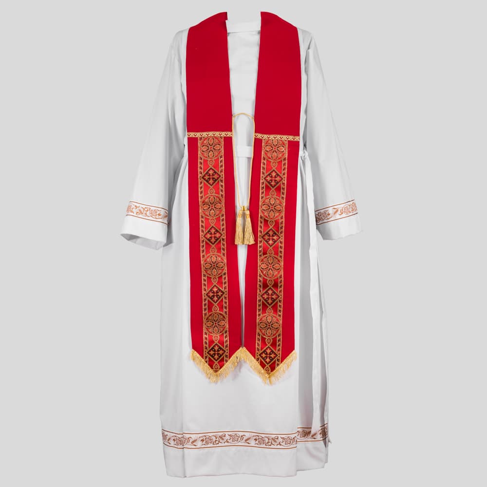 Camice bianco con stola rosso bizantino